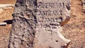 15 Evidências Arqueológicas da Bíblia que Você Precisa Conhecer 1 Inscrição de Pôncio Pilatos